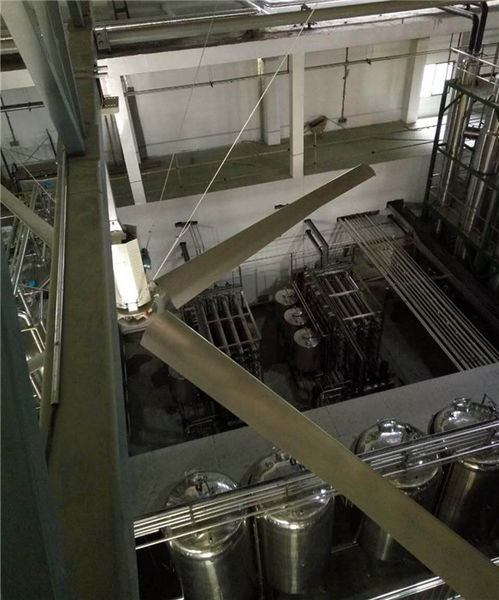 大型工业风扇对车间的空气进行不断循环降温