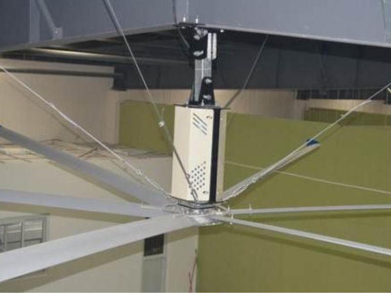 安装环保空调或大型工业风扇使工厂车间降温